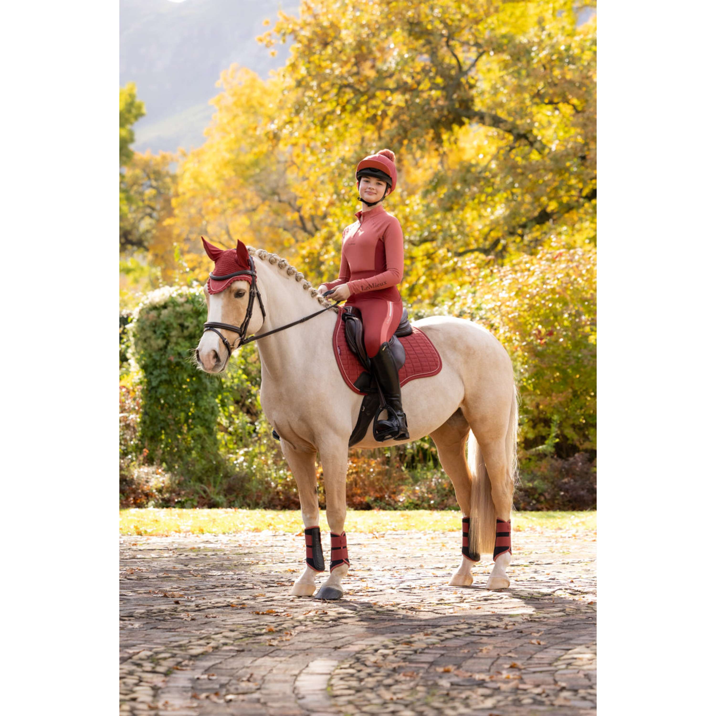 LeMieux Mantilla Suede Square Versatilidad Russet