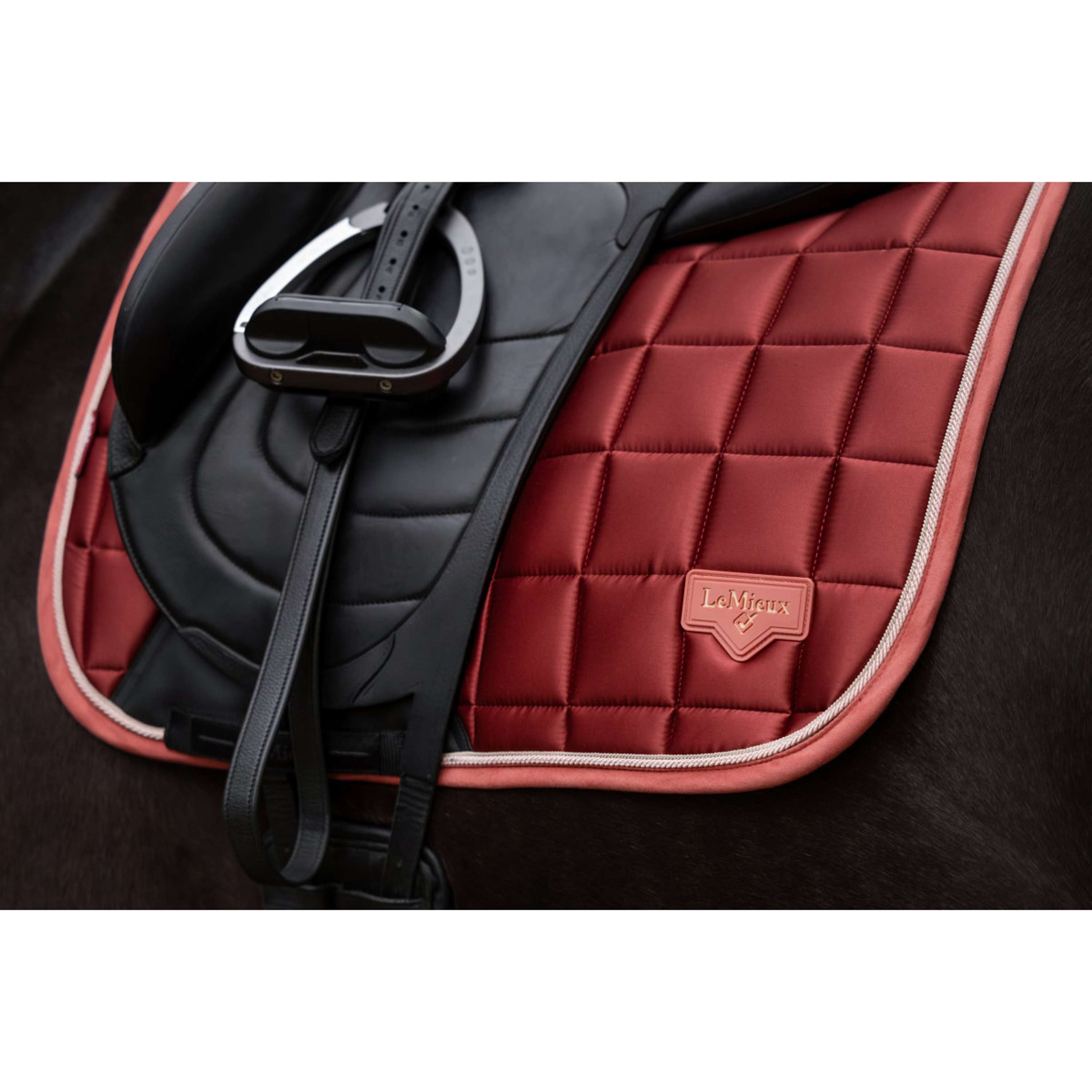 LeMieux Mantilla Loire Classic Square Doma Clásica Russet