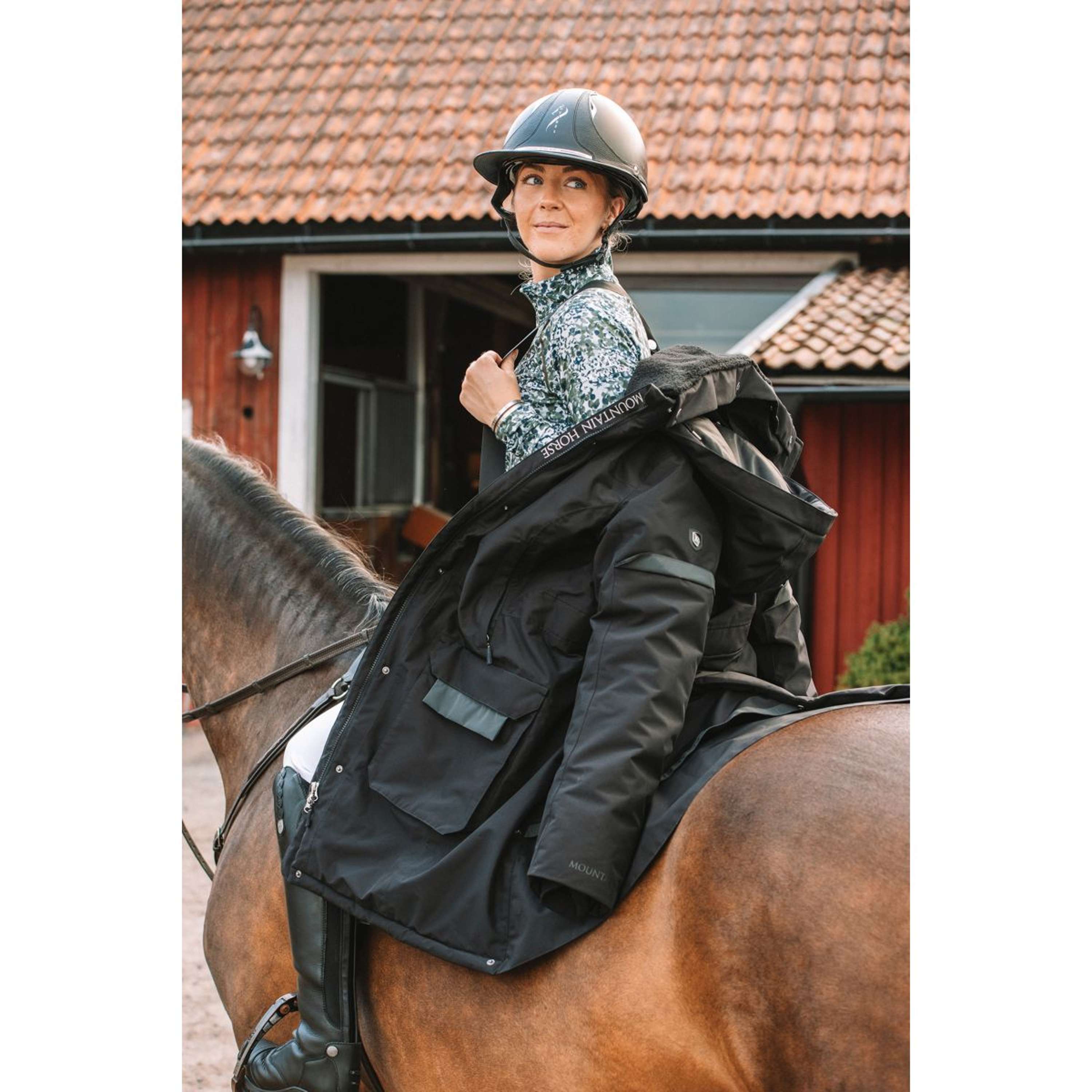 Mountain Horse Abrigo Largo Saga Onyx Black