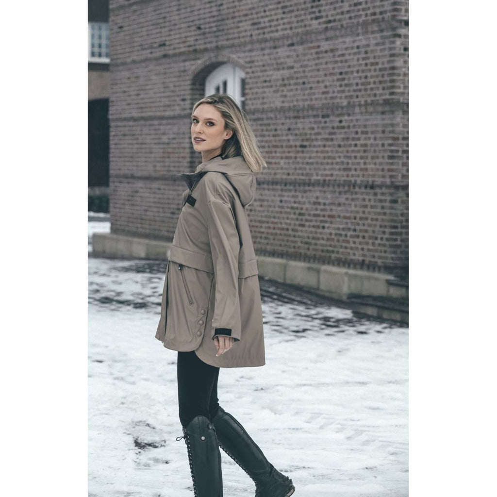 Pikeur Abrigo de lluvia Cape Athleisure AW26 Mocha Cream