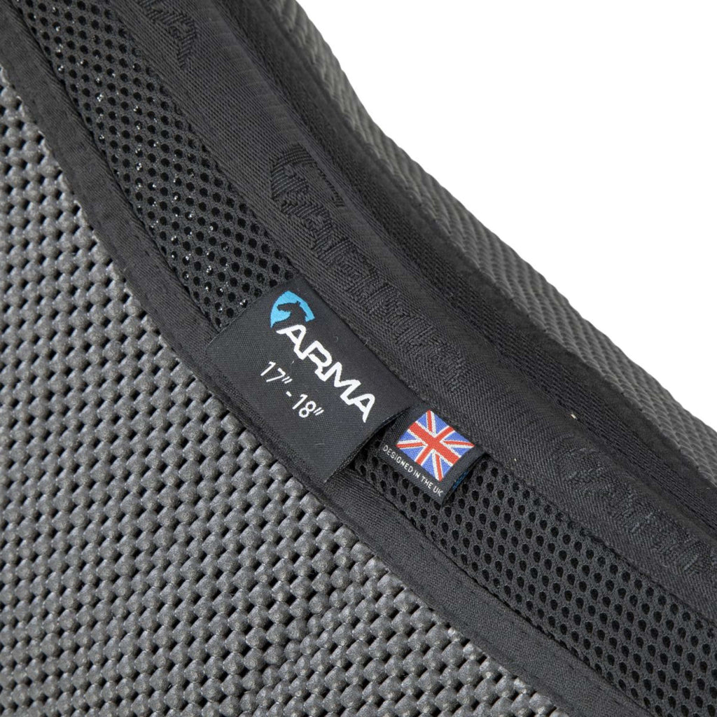 Arma by Shires Mantilla Soft Grip saltando Navy