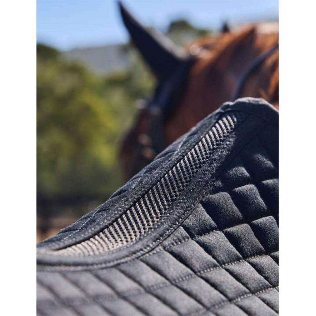 Weatherbeeta Mantilla Prime Air-Tec saltando Negro