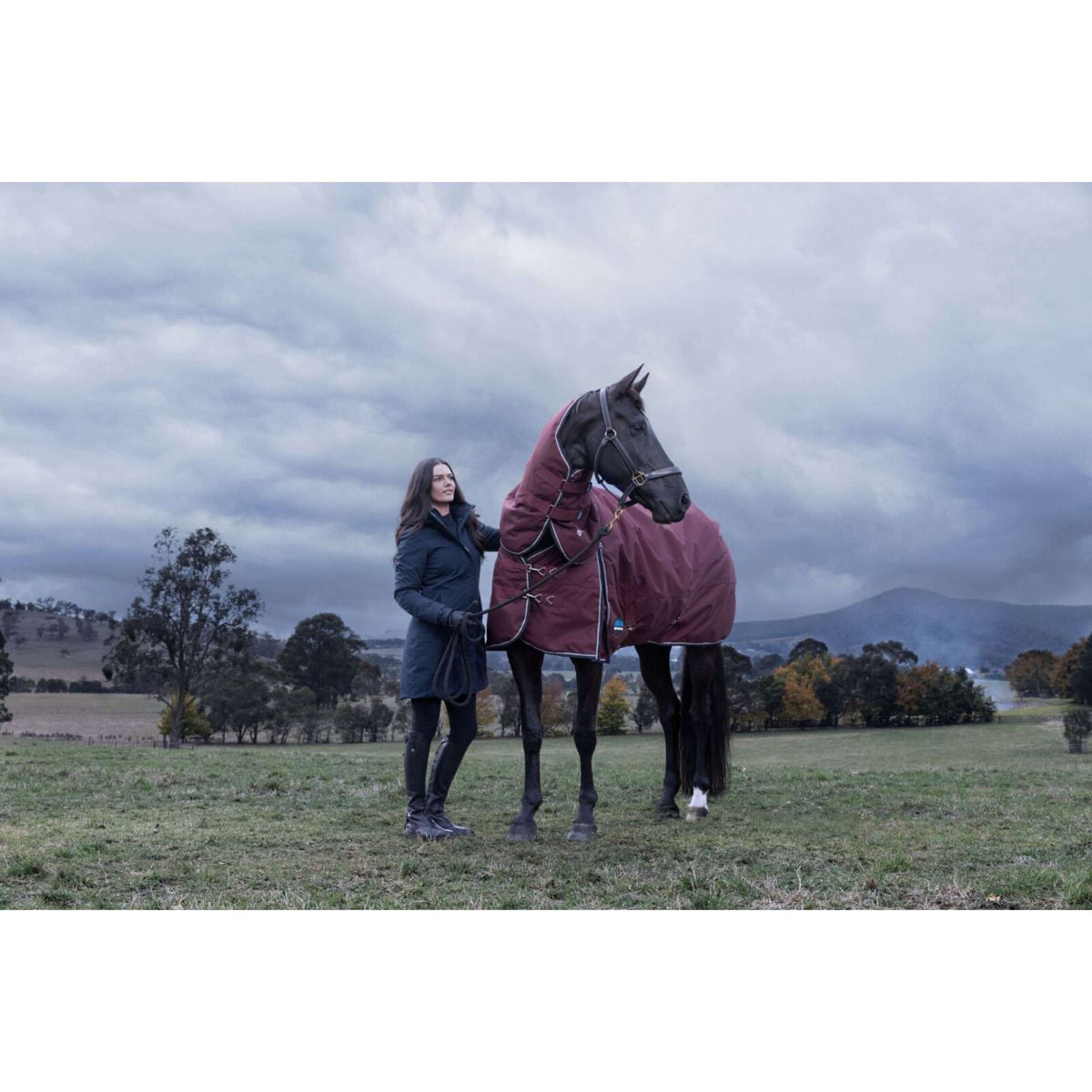 Weatherbeeta Comfitec Essential Turnout Detach-A-Neck 220g Burdeos/Azul Marino